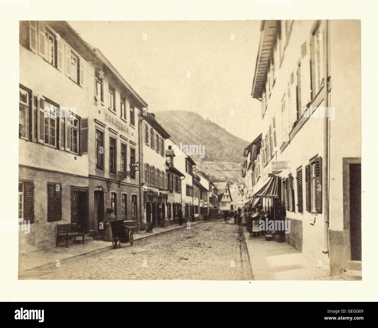 Photographie Ancienne d'une vue sur la rue à Heidelberg, Bade-Wurtemberg, Allemagne, 19e siècle. L Meder Banque D'Images