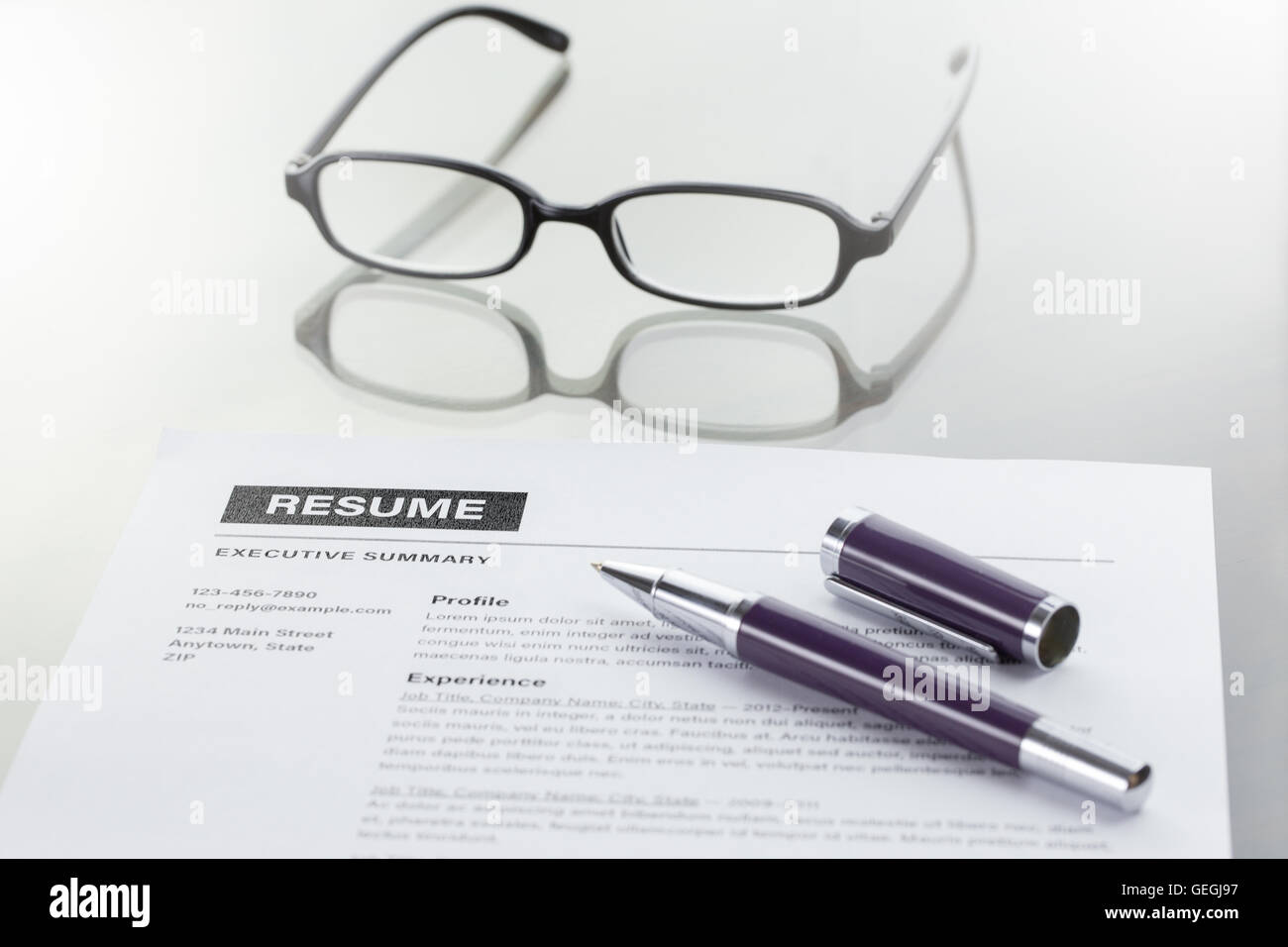 Reprendre l'information, stylo, crayon et lunettes. Banque D'Images