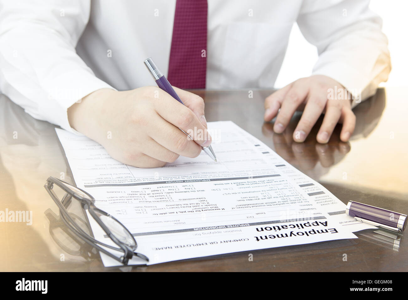Businessman remplir formulaire de demande d'emploi avec stylo. offre d'emploi concept ou concept d'emploi de l'entreprise. Banque D'Images