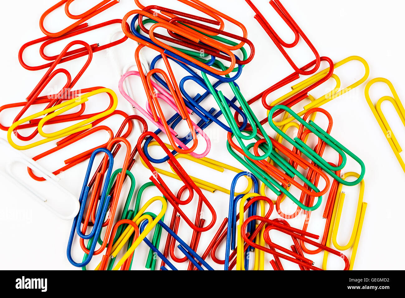 Trombones colorés sur fond blanc. Image horizontale. Banque D'Images