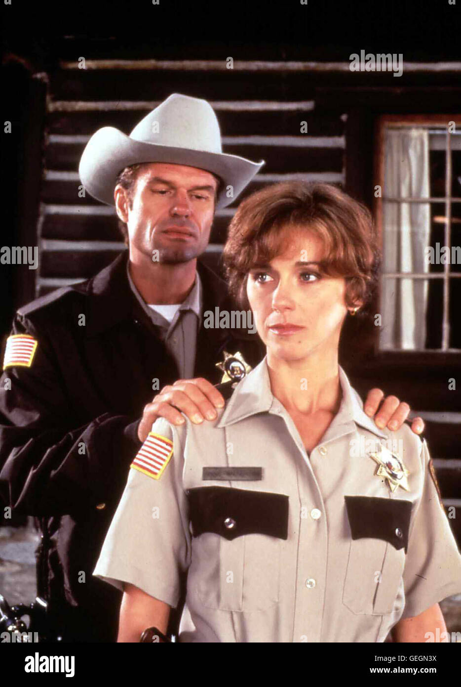 Harry Hamlin, Michele Greene Annie Walker (Michele Greene) tritt in einer neuen Stadt eine Stelle Als : un des shérifs adjoints Dave Ward (Harry Hamlin). *** *** 1996 légende locale, d'un insigne de la trahison, Mein Chef : Das Schwein ! Banque D'Images