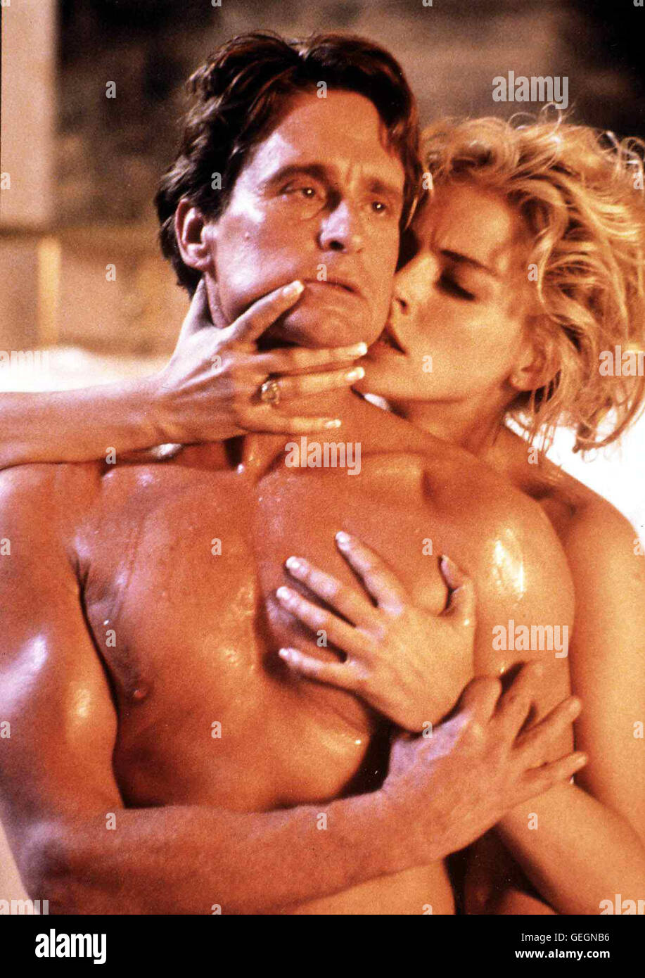 Michael Douglas, Sharon Stone Trotz aller Leidenschaft hegt Nick (Michael Douglas) berechtigte Zweifel un Catherines (Sharon Stone) Unschuld. *** *** Légende locale 1992, Basic Instinct, l'instinct de base Banque D'Images