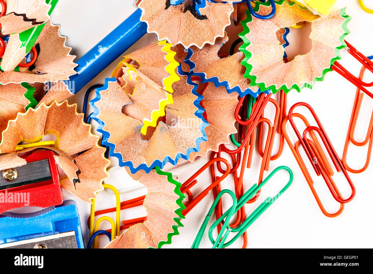 Copeaux de crayons de couleur avec taille-crayon et clips (vue de dessus). Image horizontale. Banque D'Images