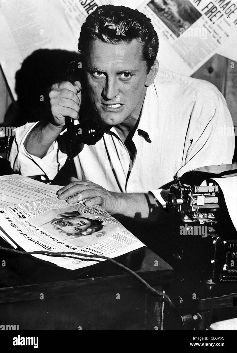 Kirk Douglas Der skrupellose Reporter Charles Tatum (Kirk Douglas) verzoegert Rettungsaktionen Minenunglueck die bei einem, um durch sein Sensationsberichte Comeback bei der Zeitung zu erreichen. *** *** Légende locale 1951, années 1950, années 1950, er grand carnaval, T Banque D'Images
