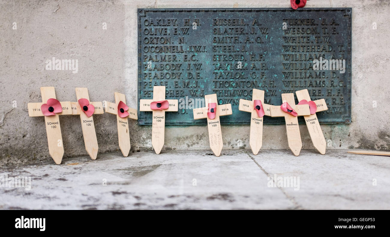 Coquelicots commémoratifs placés à une Première Guerre mondiale mémorial à l'occasion du 100 e anniversaire de la bataille de la Somme Banque D'Images