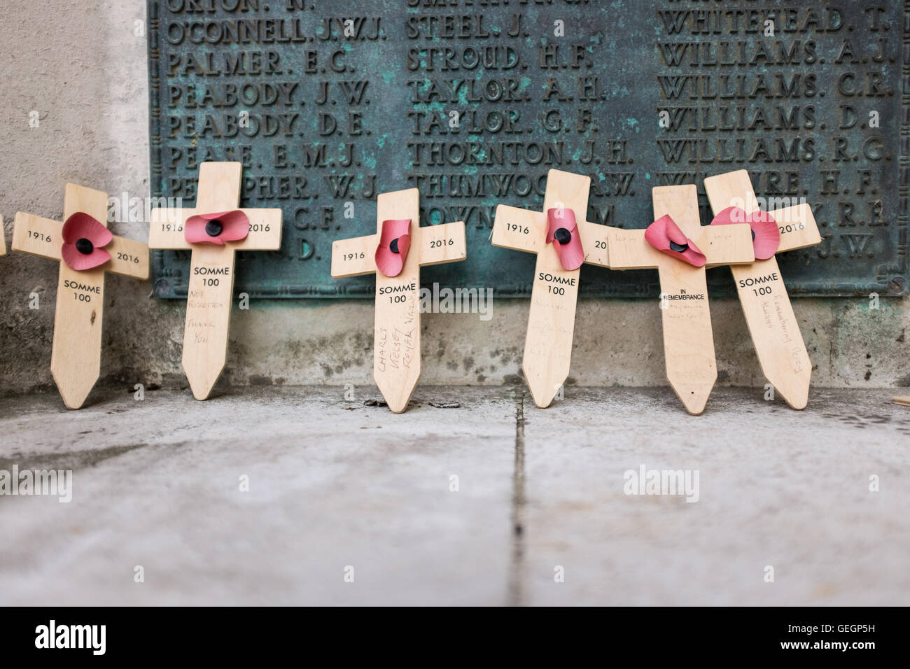 Coquelicots commémoratifs placés à une Première Guerre mondiale mémorial à l'occasion du 100 e anniversaire de la bataille de la Somme Banque D'Images