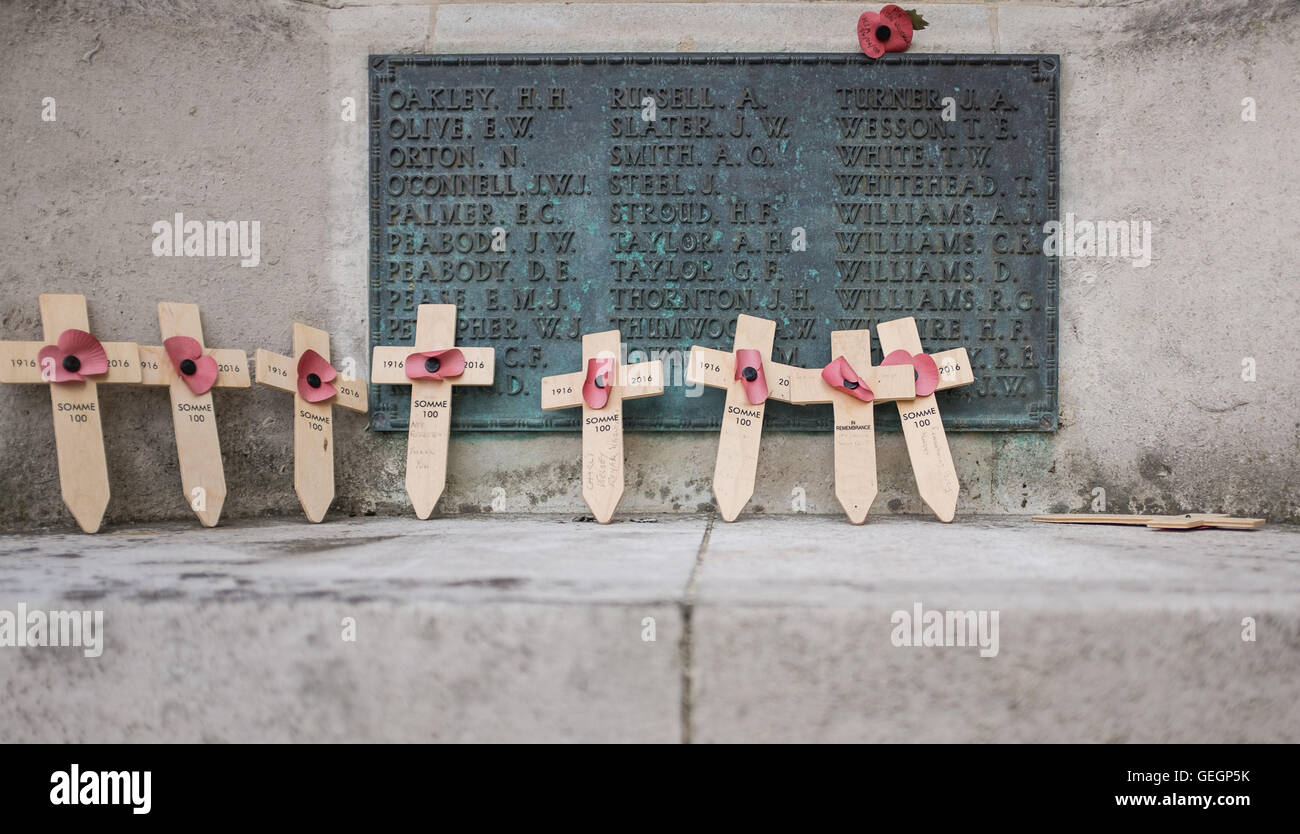 Coquelicots commémoratifs placés à une Première Guerre mondiale mémorial à l'occasion du 100 e anniversaire de la bataille de la Somme Banque D'Images