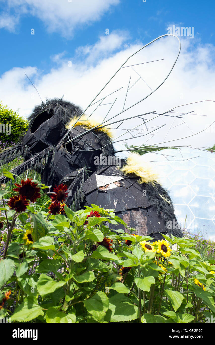 Abeille Géante sculpture à l'Eden Project dans la région de Cornwall. Banque D'Images