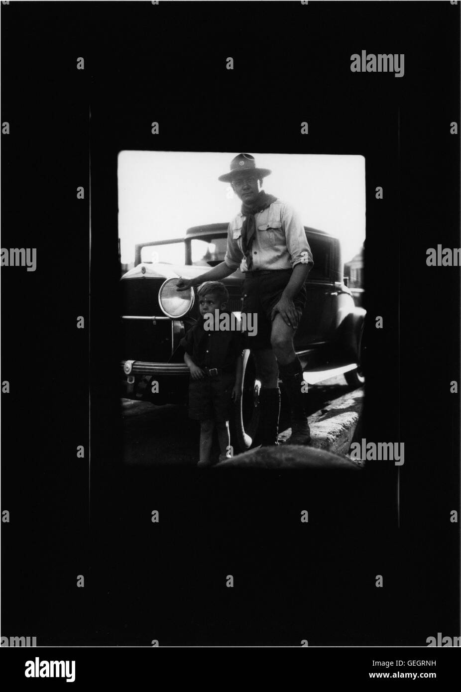 Un groupe de Boy Scouts est représenté sur cette photographie, montrant l'accent mis par l'organisation de jeunes sur les compétences en plein air, le leadership et le service communautaire. Cette image reflète la tradition du scoutisme. Banque D'Images