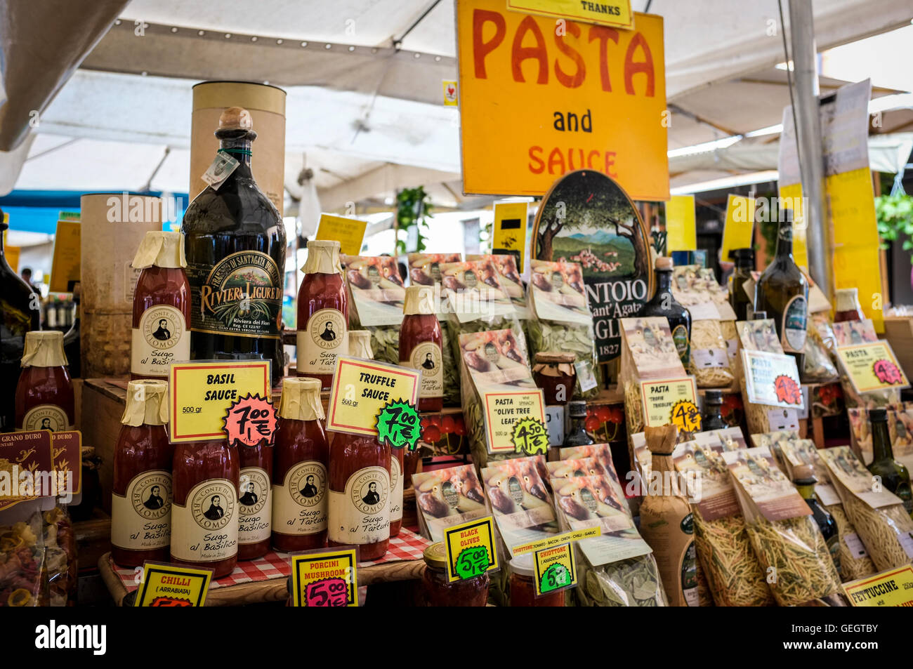 Une propagation de pâtes et autres produits typiques italiens à un marché de l'alimentation de rue à Rome, Italie Banque D'Images