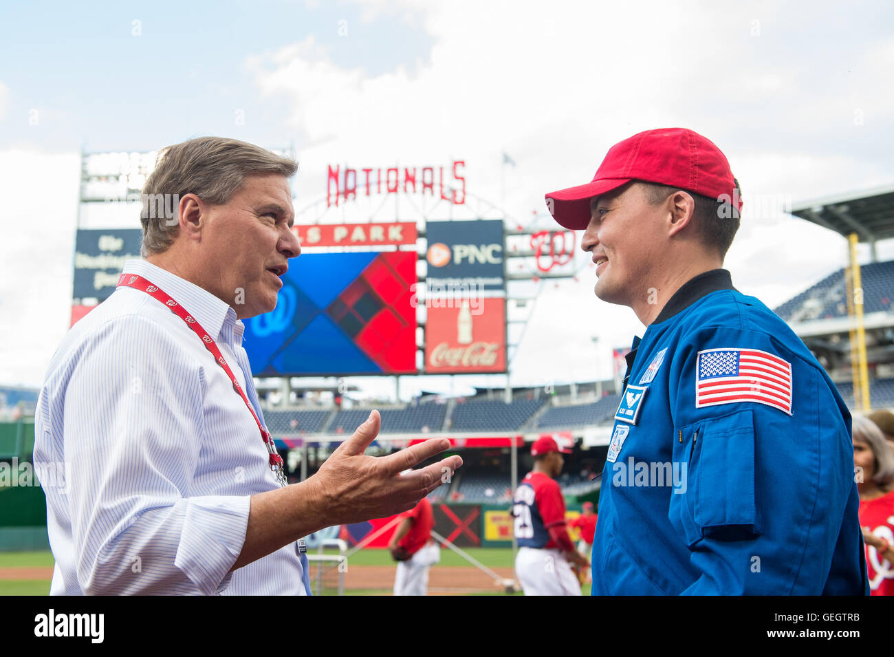 L’astronaute Kjell Lindgren a lancé le premier terrain lors d’un match national, soulignant le lien de la NASA avec le sport et l’engagement du public. L'événement a eu lieu au Nationals Park à Washington, D.C. Banque D'Images