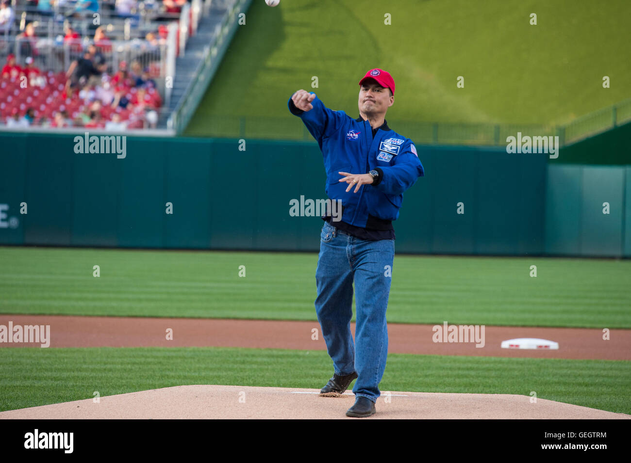 L'astronaute de la NASA Kjell Lindgren lance le premier terrain lors d'un match des Nationals de Washington au Nationals Park. L’événement souligne le rôle de Lindgren en tant qu’astronaute et son lien avec l’exploration spatiale et la sensibilisation du public. Banque D'Images