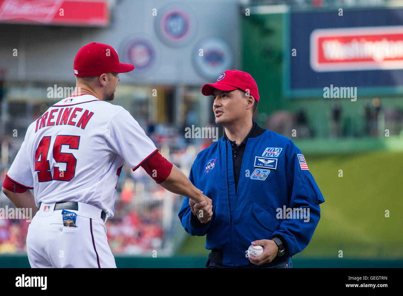 L'astronaute de la NASA Kjell Lindgren lance le premier terrain au Nationals Park, Washington, DC, célébrant ses exploits de vol spatial et interagissant avec le public. Banque D'Images