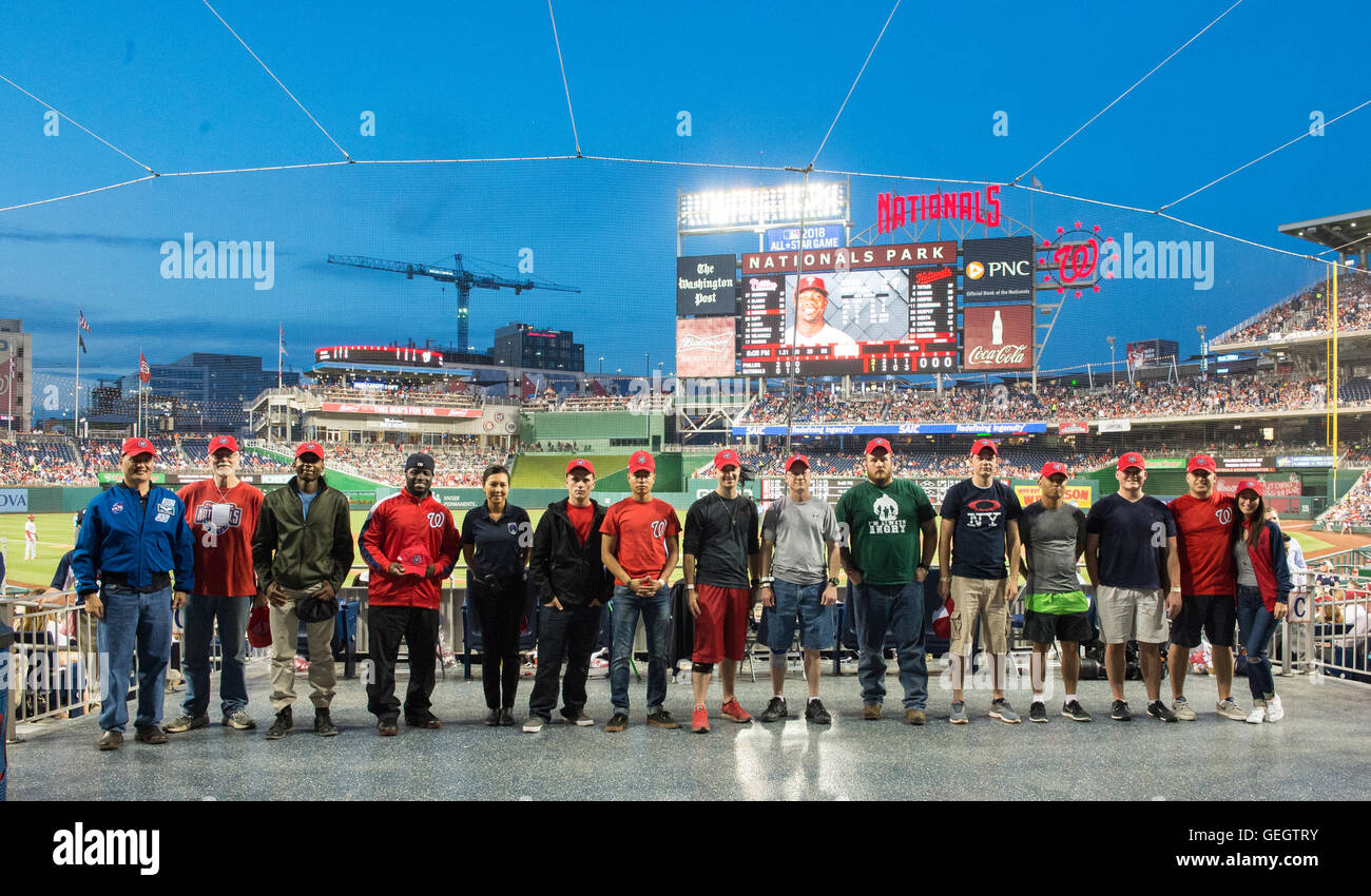 L'astronaute de la NASA Kjell Lindgren a lancé le premier lancer lors d'un match des Nationals de Washington au Nationals Park à Washington, DC, en 2016, dans le cadre d'une célébration des réalisations de la NASA dans l'exploration spatiale. Banque D'Images