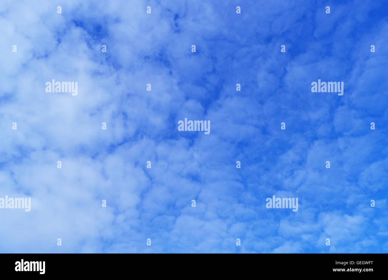 De beaux nuages blancs sur fond de ciel bleu Banque D'Images