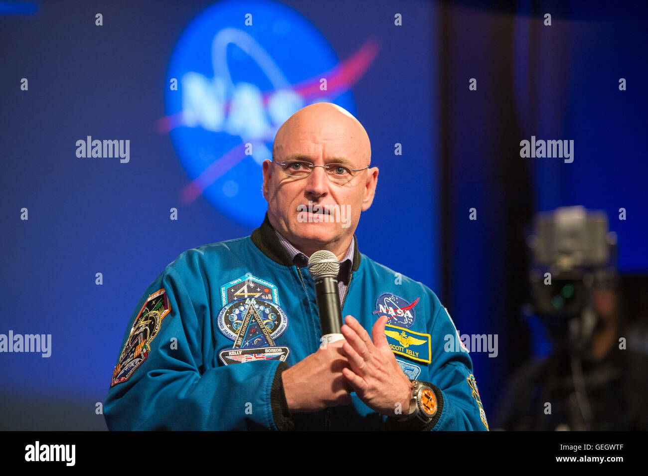 Scott Kelly, ancien astronaute de la NASA, parle de son année à bord de la Station spatiale internationale, et réfléchit à l'impact des vols spatiaux de longue durée sur le corps et l'esprit humains. La mission de Kelly a fourni des données inestimables pour de futures missions dans l'espace lointain. Banque D'Images