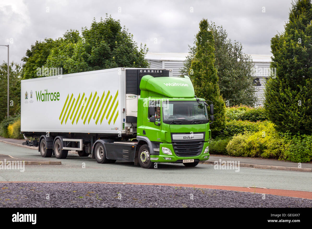 Camion alimentaire de supermarché Waitrose, remorques de réfrigérateur, transport de nourriture réfrigérée, produits alimentaires réfrigérés, température contrôlée, contenant réfrigéré, surgelés, véhicules de magasin de livraison de marchandises sensibles à la température, conteneur réfrigéré Daf Chorley, Lancashire, Royaume-Uni Banque D'Images