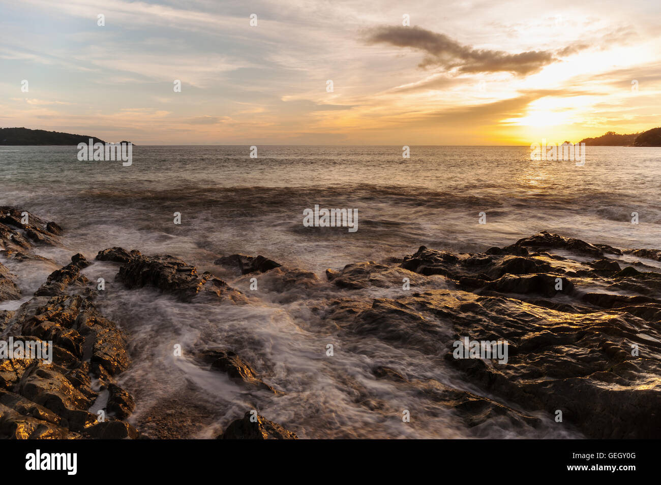 Coucher de soleil plage de la mer avec Sky et de nuages au crépuscule sur la lumière du soleil et de tons sombres, long de la technique d'exposition Banque D'Images