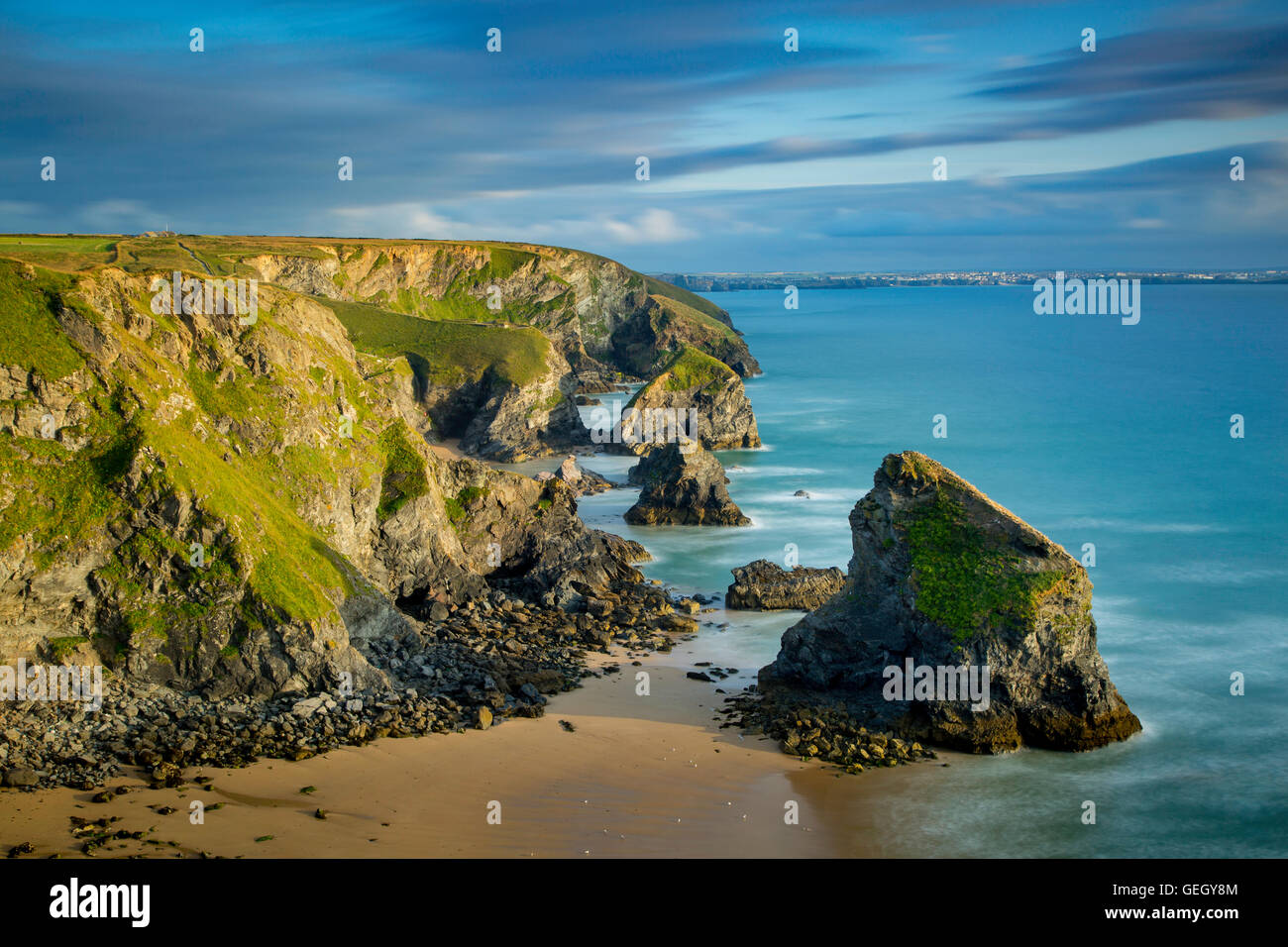 Bedruthan steps le long de la côte de Cornwall, England, UK Banque D'Images