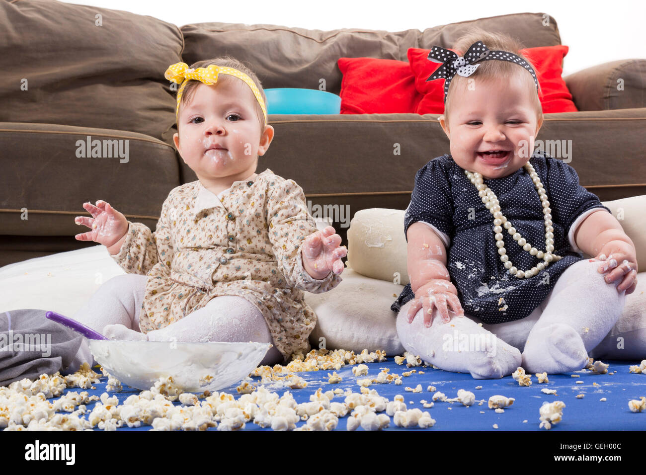 L'alimentation des bébés des aliments malpropres popcorn et yaourt Banque D'Images