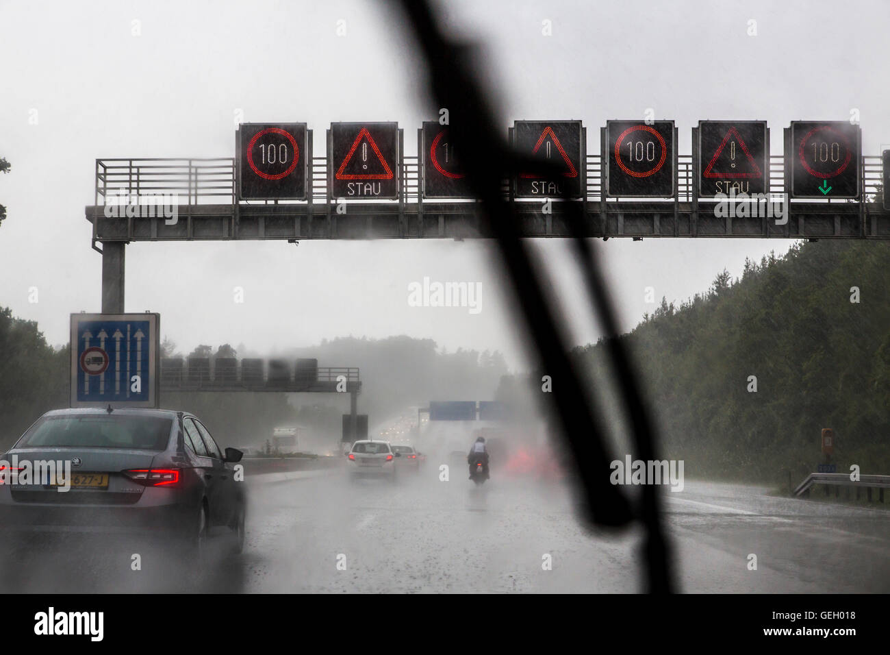 Voiture conduit, lors d'une forte tempête de pluie sur une route, les essuie-glace, sur beaucoup d'eau sur la chaussée, l'Allemagne, Banque D'Images