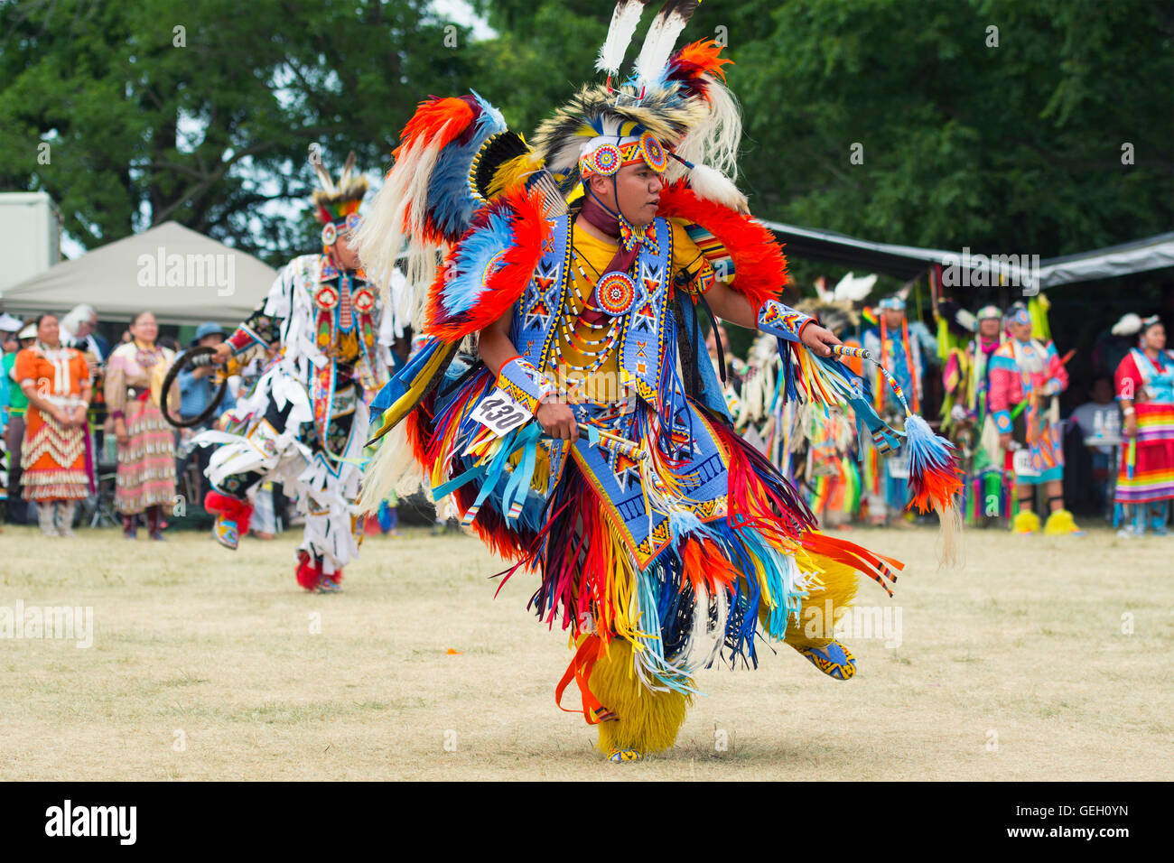 Les pow-wow Regalia traditionnels Danseur dans Six Nations de la rivière Grand champion des champions Powwow, Quebec Canada Banque D'Images