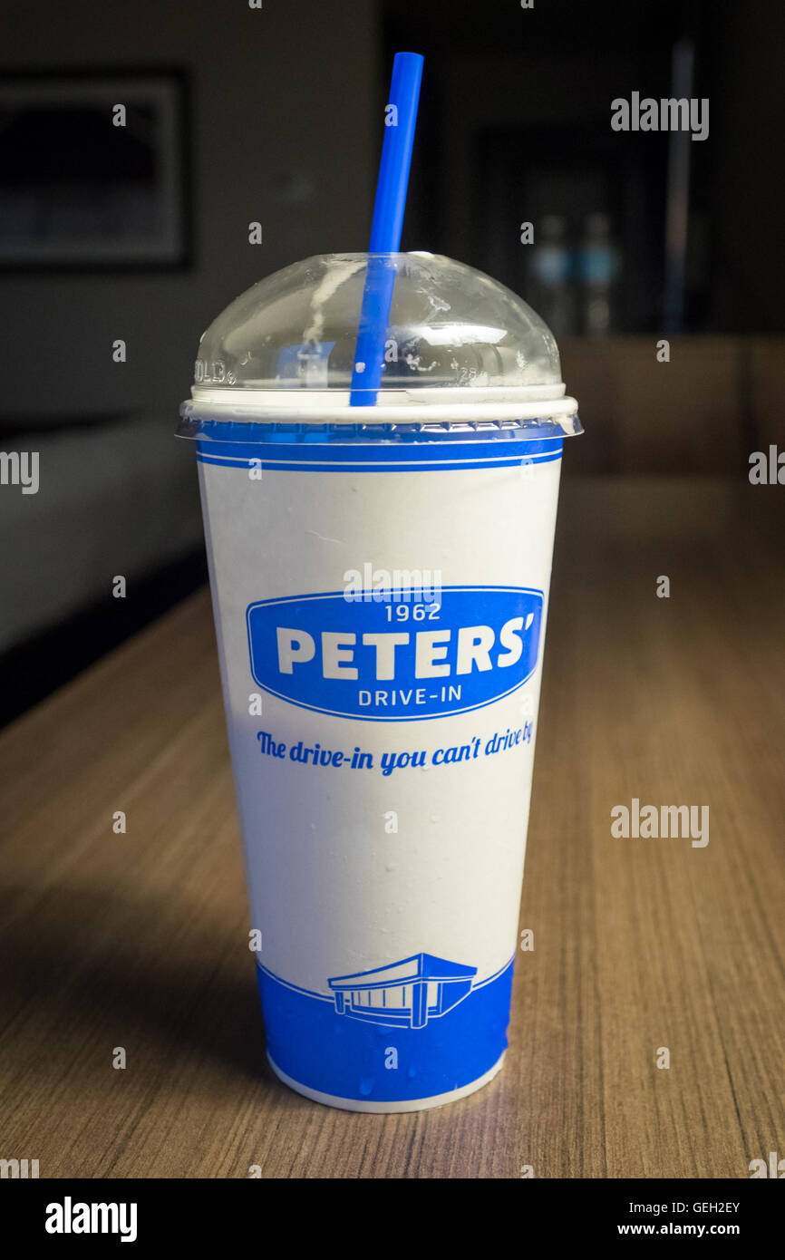 Un milkshake de Peters' Drive-In, un favori local des hamburgers 'n' agite restaurant drive-in à Calgary, Alberta, Canada. Banque D'Images