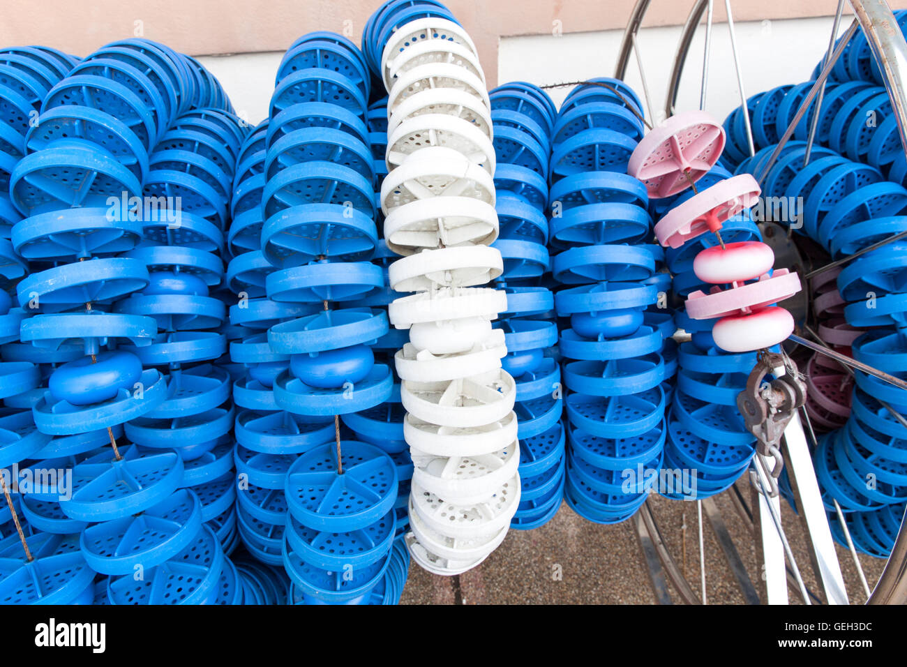 Voies de natation des marqueurs dans le stockage à l'intérieur de la piscine. Pour l'athlétisme lignes lane Pool. Banque D'Images