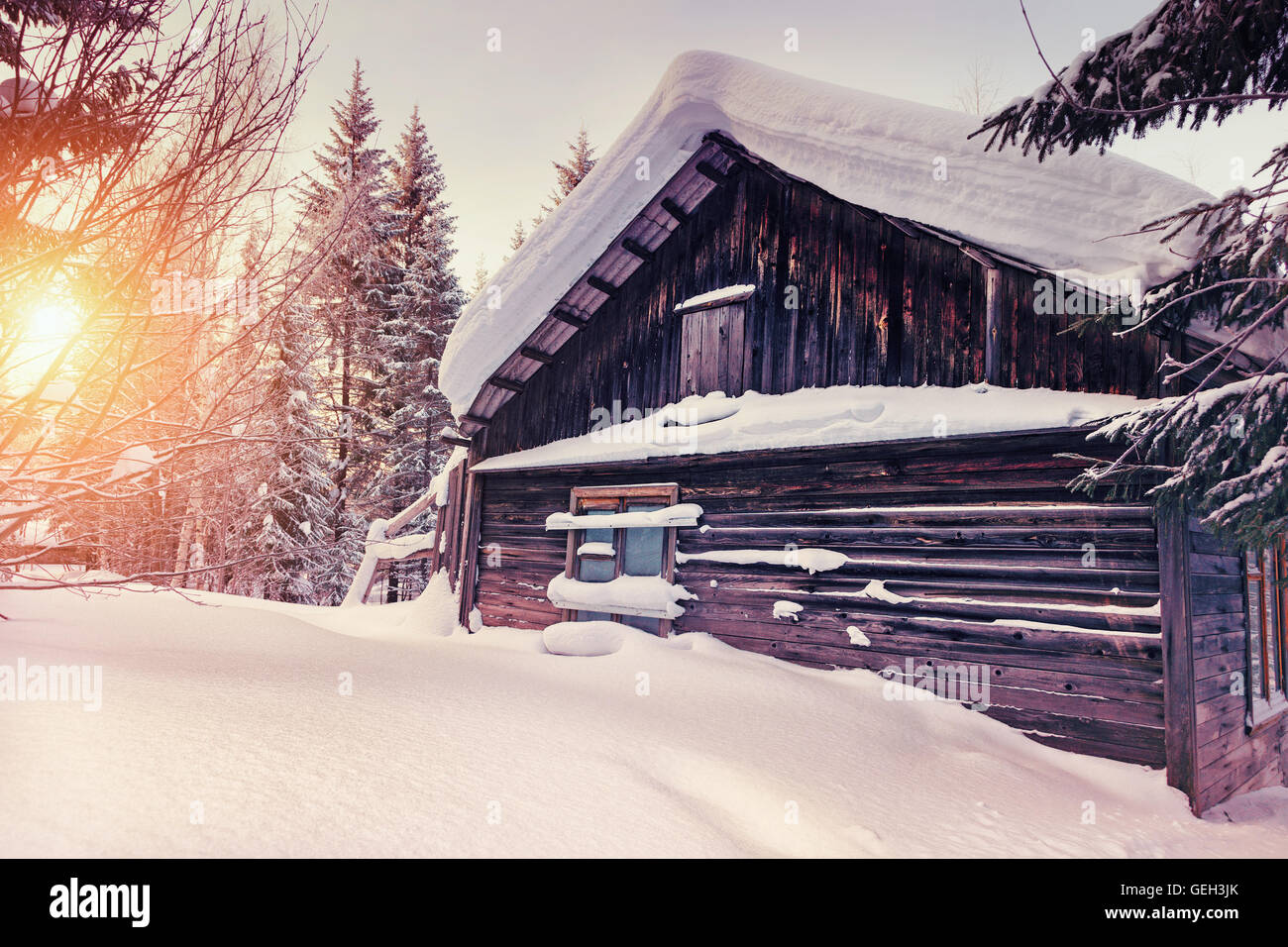 Vieille maison de bois dans paysage d'hiver photo Banque D'Images