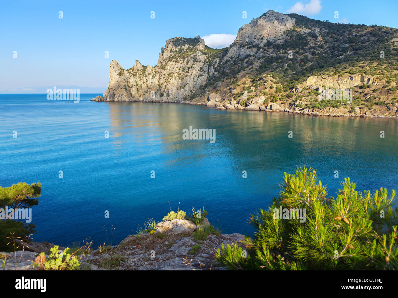 Avis de Blue Bay et le mont Karaul-Oba. Montagnes en Crimée à la mer Noire. Banque D'Images