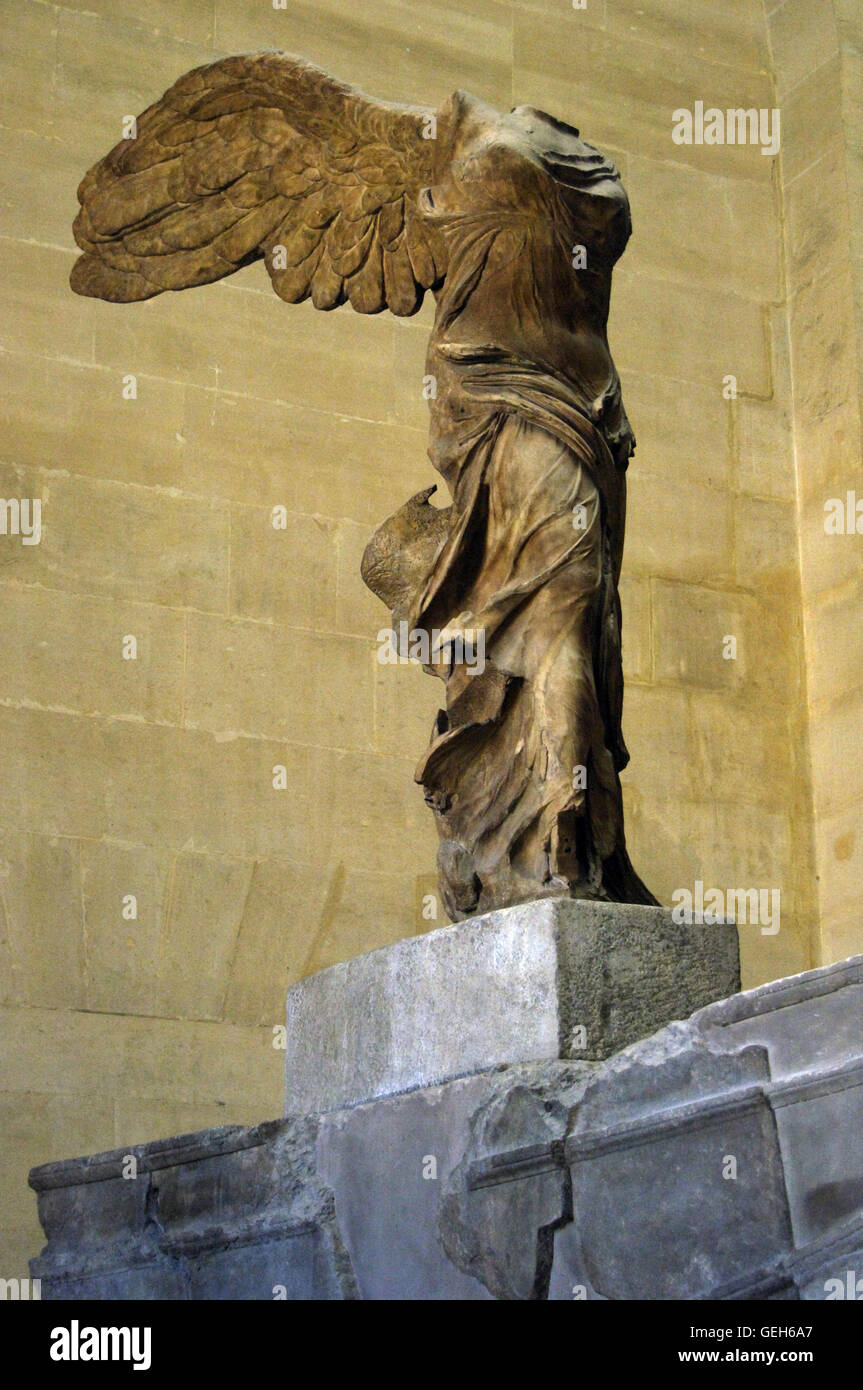 L'art grec Victoire ailée de Samothrace ou Nike de Samothrace. 2ème siècle avant J.-C.. En. La sculpture de la victoire grecque goodess (Nike). Musée du Louvre. Paris. La France. Banque D'Images