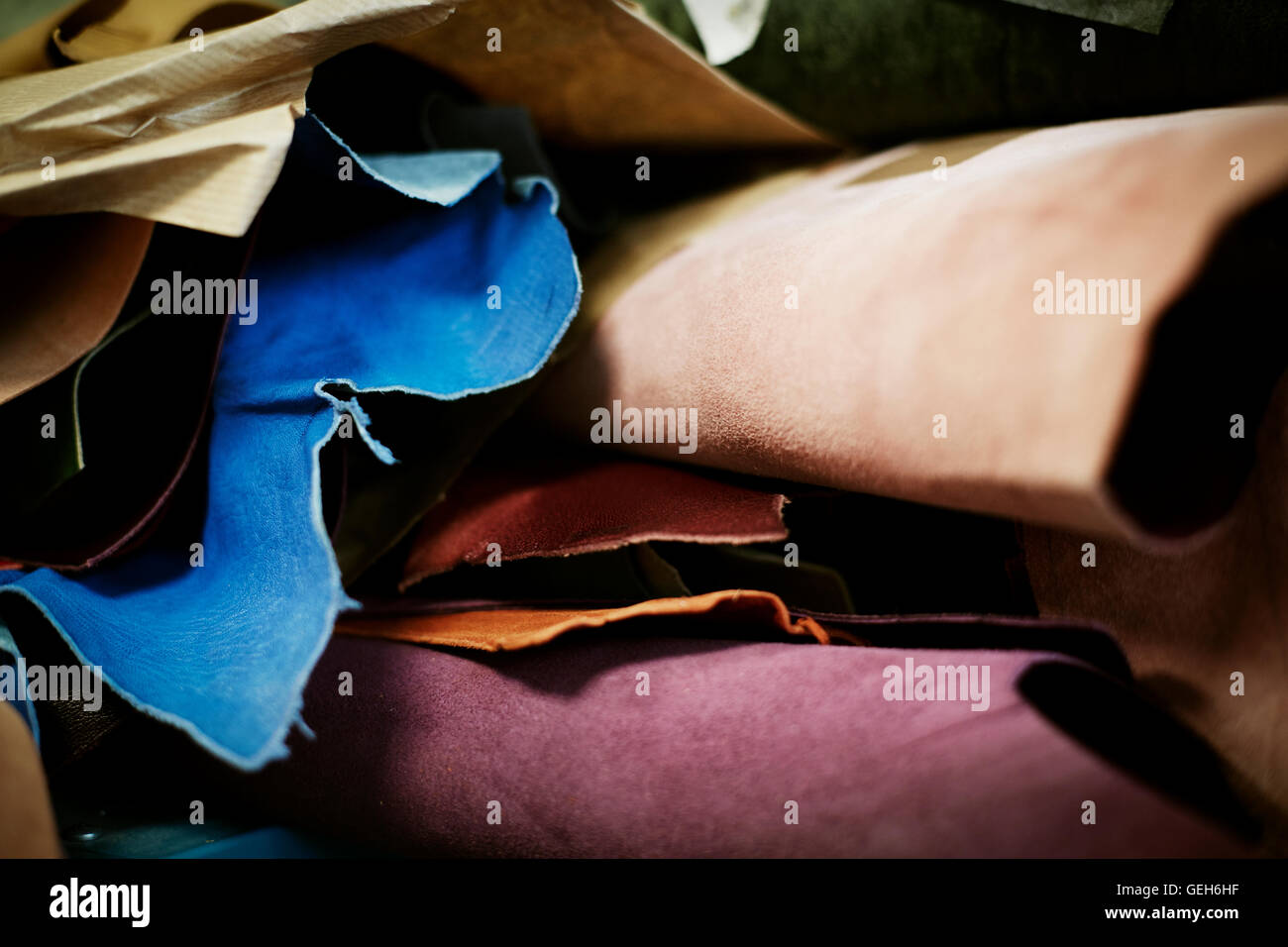 Un tas de tissus et de cuir entassés dans un atelier de reliure. Banque D'Images