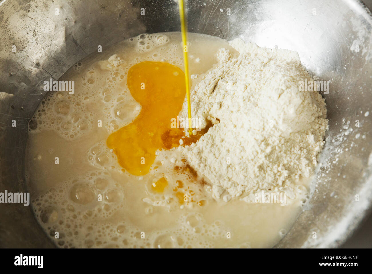 Close up de pâte à pain dans un bol, mélanger la farine, l'eau et les oeufs. Banque D'Images