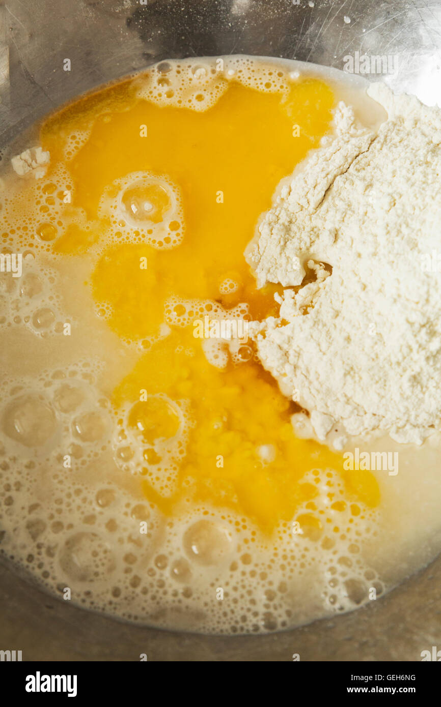 Close up de pâte à pain dans un bol, mélanger la farine, l'eau et les oeufs. Banque D'Images