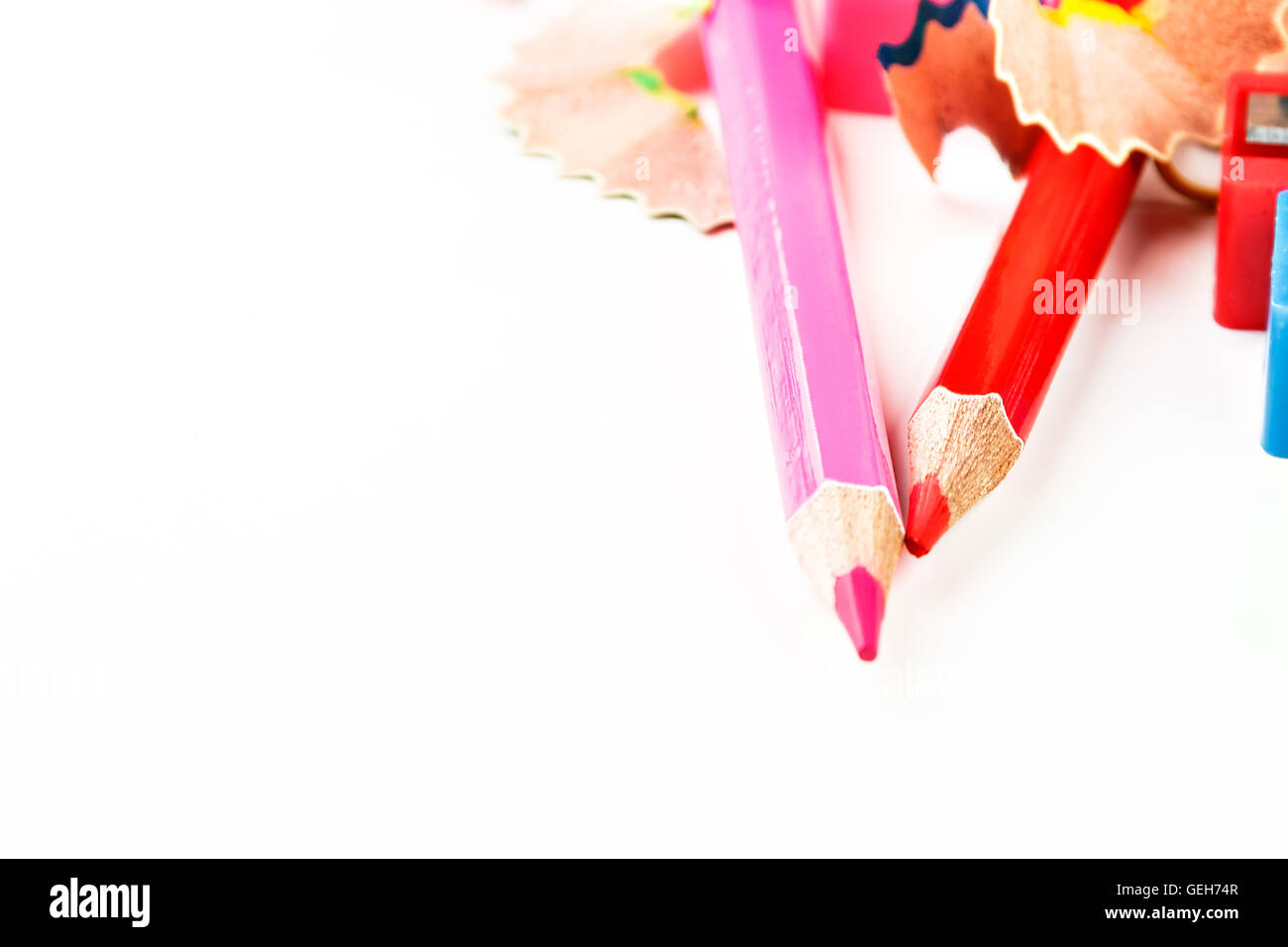 Copeaux de crayons de couleur avec des crayons de couleur. Image horizontale. Banque D'Images