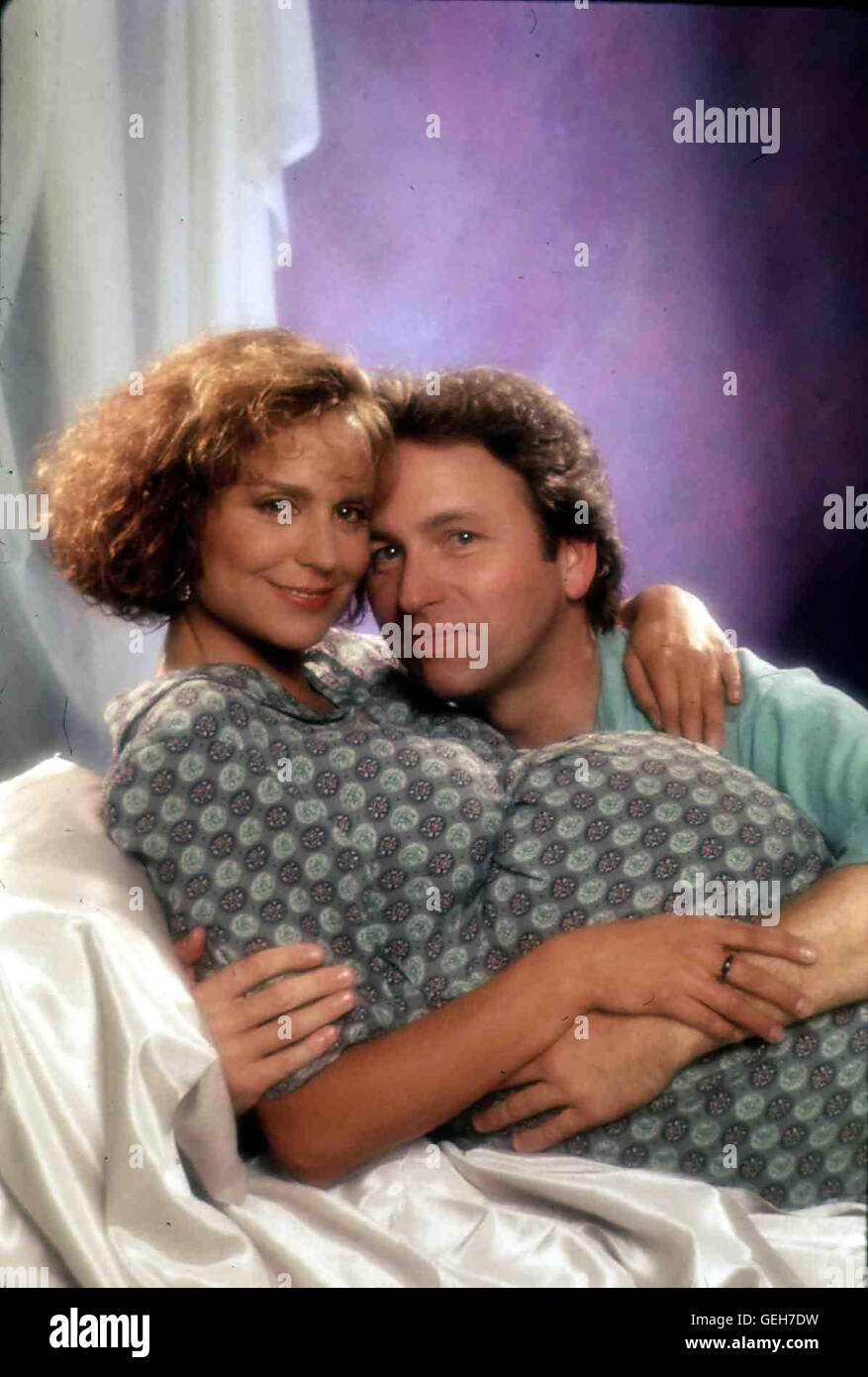 Polly Draper, John Ritter Adrian Townsend (Polly Draper) ist schwanger - für ihren Mann ein Grund zur Scheidung. Auch Bill Grant (John Ritter) und lebt weit ist geschieden entfernt von seinen Söhnen. Er Adrian und Arbeiten bei demselben Fernsehsender sich begegnen und schliesslich. *** *** Légende locale 1992, Danielle Steel's Heartbeat, Danielle Steel : Herzschlag Für Herzschlag Banque D'Images