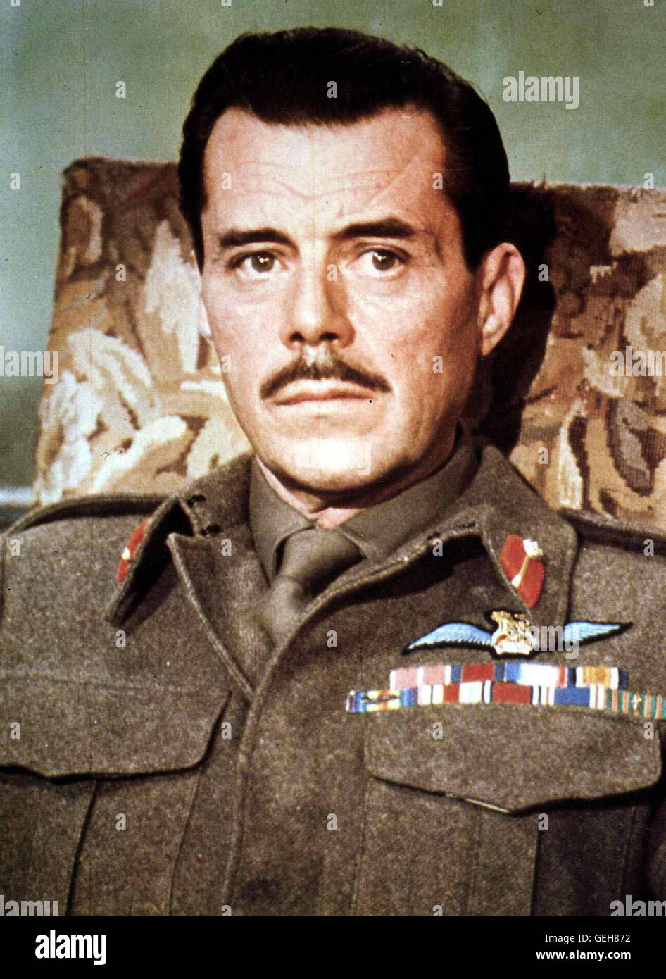 Dirk Bogarde Der britische général Browning (Dirk Bogarde) *** légende locale *** 1976, années 1970, années 1970, er pont trop loin, un film Kriegsfilm,,, WW2, Zweiter Weltkrieg, portrait, film de guerre, Die Bruecke Von Arnheim Banque D'Images