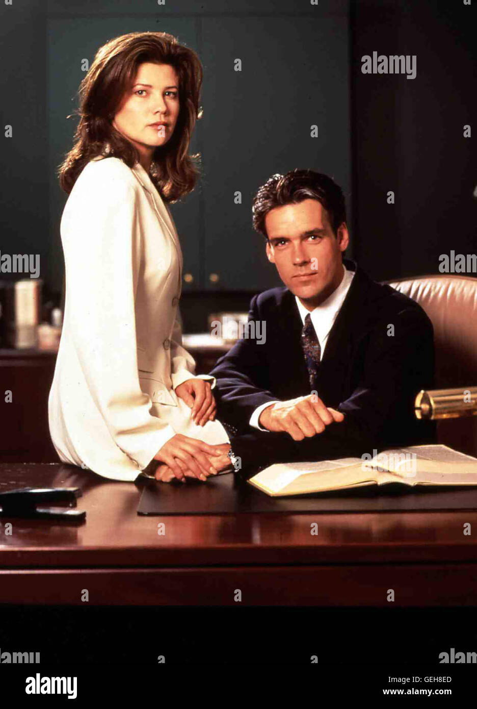 Daphne Zuniga, David James Elliott Nur ungern uebernehmen die Anwaelte Terri Peralta (Daphne Zuniga) und Chris Paget (David James Elliott) die Verteidigung der bekannten plat-Moderatorin Marie Corelli - der von Ex-Geliebten Chris. *** *** Local Caption 199 Banque D'Images