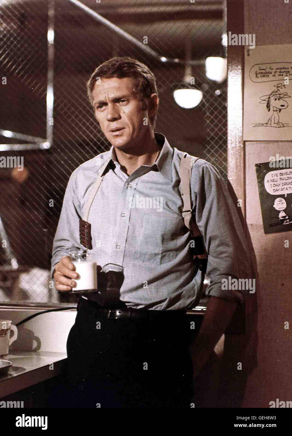 Steve McQueen Bullitt (Steve McQueen) hat einen Plan, mit dem er die Taeter dans die Falle locken : Er seinen Vorgesetzten erklaert, en er auch, dass der Zeuge misstraut ueberlebt hat und image inkognito wurde. *** *** 1968 légende locale, Bullit Banque D'Images