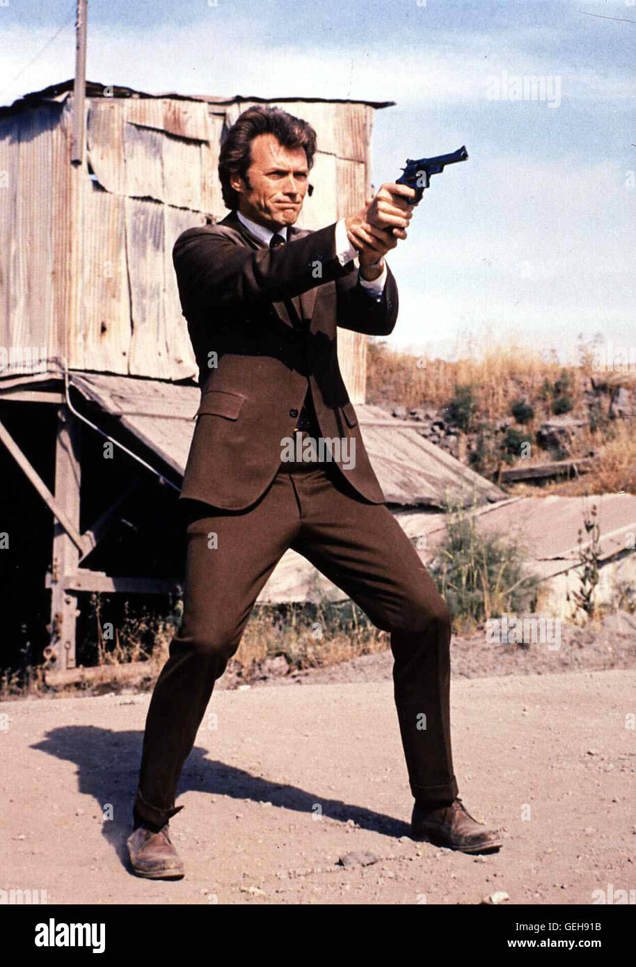Clint Eastwood Der 'Skorpion' vergraebt Loesegeld verlangt ein Maedchen und. Nun kennt Harry (Clint Eastwood) keine Gnade mehr. *** *** Légende locale 1971, années 1970, er 1970, Dirty Harry, Film, revolver, l'Inspecteur Harry Banque D'Images