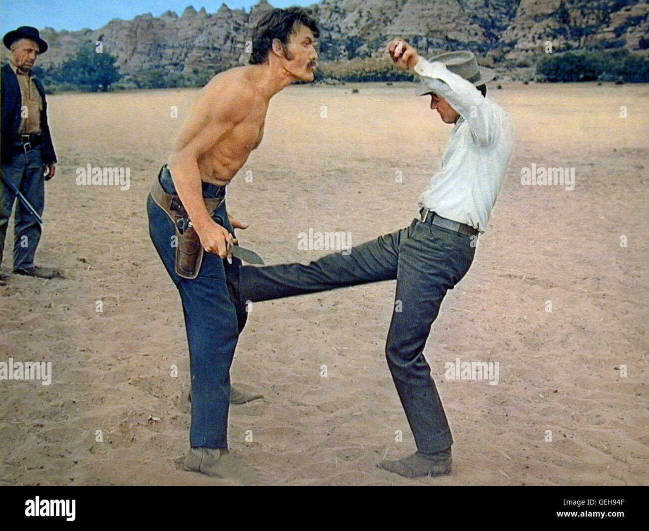 Ted Cassidy, Paul Newman Paul Newman (Butch) ist nicht mit seinen Methoden und tritt schon mal zimperlich zielsicher zu. *** *** Légende locale, 1968 Butch Cassidy et le Sundance Kid, Zwei Banditen Banque D'Images