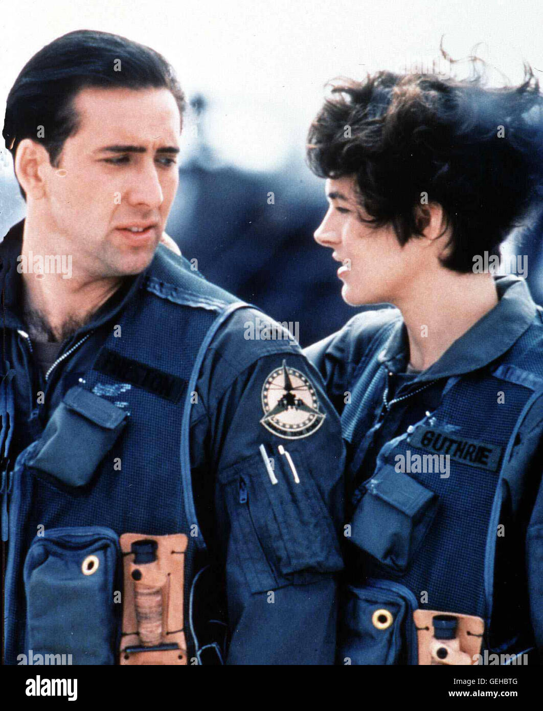 Nicolas Cage, Sean Young Jake (Nicolas Cage) hat Probleme und Gefahr laeuft, aus der Staffel mit Billie Lee (Sean Young) auszuscheiden. *** *** Légende locale 1990, Fire Birds, Airborne - Fluegel Aus Stahl Banque D'Images