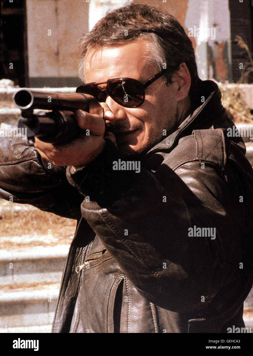 Michel sardou Polizist Thomas Crosky (Michel sardou) beschattet den Profikiller Eli Cantor. *** *** Légende locale 1986, croix, croix - Zwei Knallharte Profis Banque D'Images