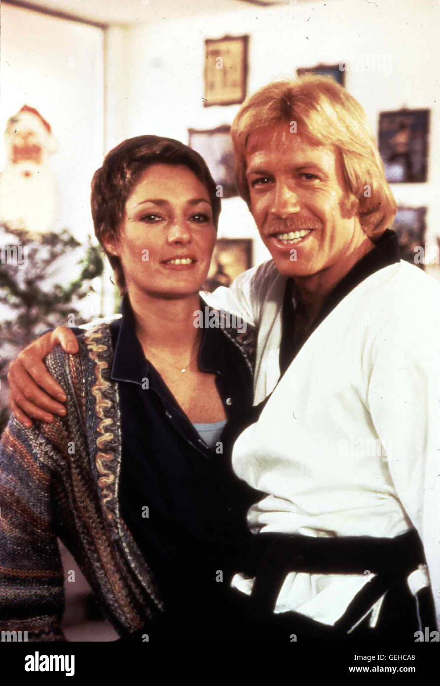 Jennifer O'Neill, Chuck Norris gemeinsam mit Detective Mandy Rust (Jennifer O'Neill) findet Matt (Chuck Norris) heraus, dass es bei der Polizei einen Verraeter gibt. *** *** 1979 légende locale, la force de l'un, un bulldozer, Der Banque D'Images