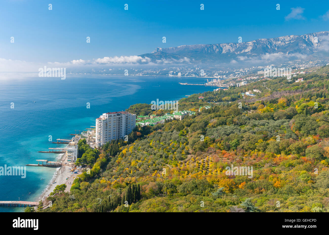 Paysage d'automne sur un rivage de la mer Noire près de la ville de Yalta, péninsule de Crimée Banque D'Images