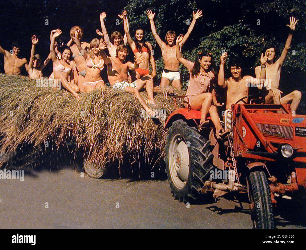 Ilja Richter und Freunde fahren mit einem Traktor das Heu ein. *** *** 1970 légende locale, Musik, Musik - Da Wackelt Die Penne, Musik, Musik - Da Wackelt Die Penne Banque D'Images