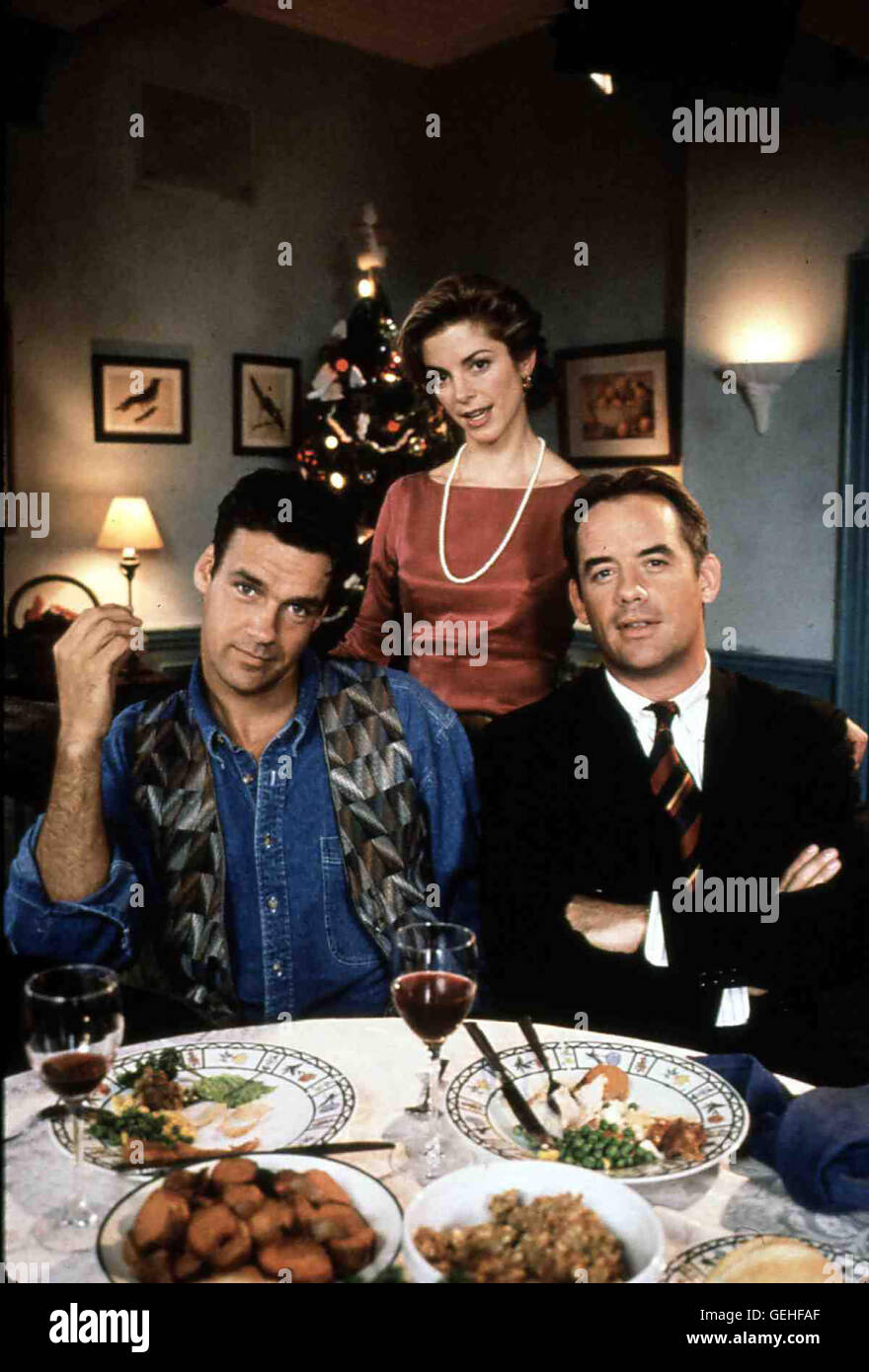 David James Elliott, Cynthia Gibb, Tom Irwin Jody (Cynthia Gibb) nimmt den Heiratsantrag Anwalt von Paul Davis (Tom Irwin,r) un, obwohl ihr mehr un Steve (David James Elliott) liegt. *** *** Légende locale, 1996, affaire de Zwei Unterm Weihnachtsbaum Väter Banque D'Images