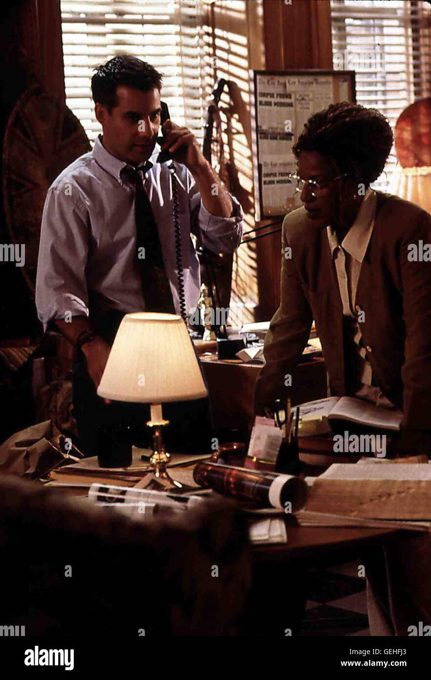 Adrian Pasdar, CCH Pounder Polizist Coyle (Adrian Pasdar) sucht schliesslich Hilfe bei Dr, Shauna Kendall (CCH Pounder), die die nhi dans einweiht Geiheimnisse der Untoten. *** *** 1997 légende locale, maison de Frankenstein (Teil 1), Besucher Aus dem Jenseits - Sie Kommen bei nacht Banque D'Images