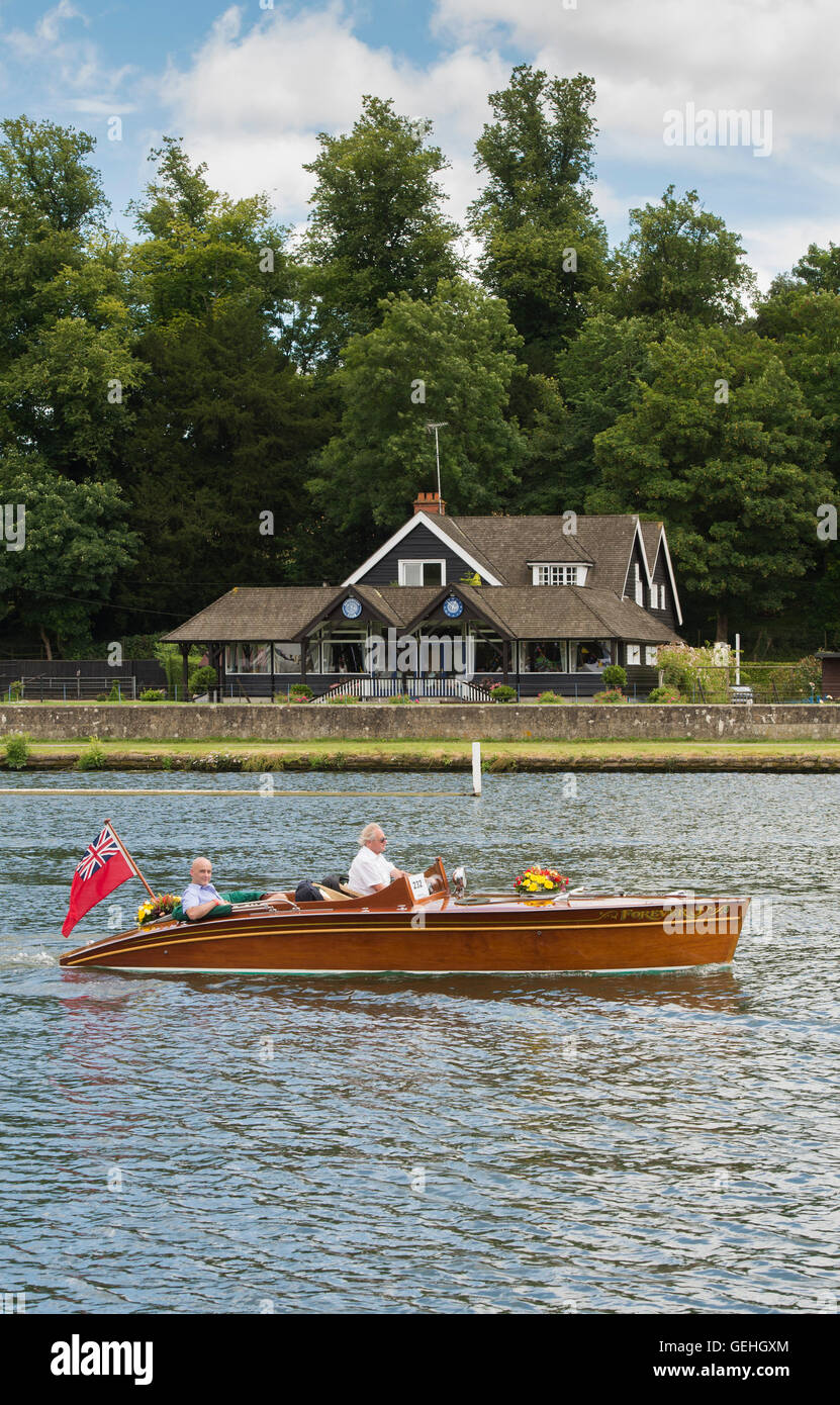 Les gens à bord d'un bateau au lancement des patins traditionnels Thames Boat Festival, prés de Fawley, Henley on Thames, Oxfordshire, Angleterre Banque D'Images