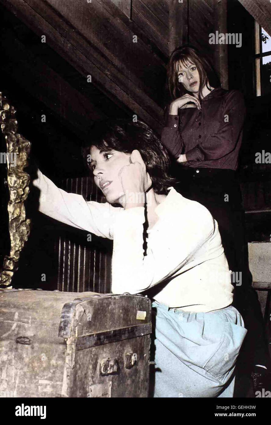 Zohra Lampert, Mariclare Jessica Costello (Zohra Lampert, v), die hinter sich eben einen Nervenzusammbruch hat, und ihr Mann Duncan nehmen die scheinbar harmlose (Mariclare Emily Costello) dans ihr Haus. Auf einem alten Foto im Haus erkennt Jessica ein Mädchen, das Emily verblüffend ähnlich sieht. *** *** Légende locale 1971, Let's Scare Jessica à mort, Grauen Um Jessica Banque D'Images